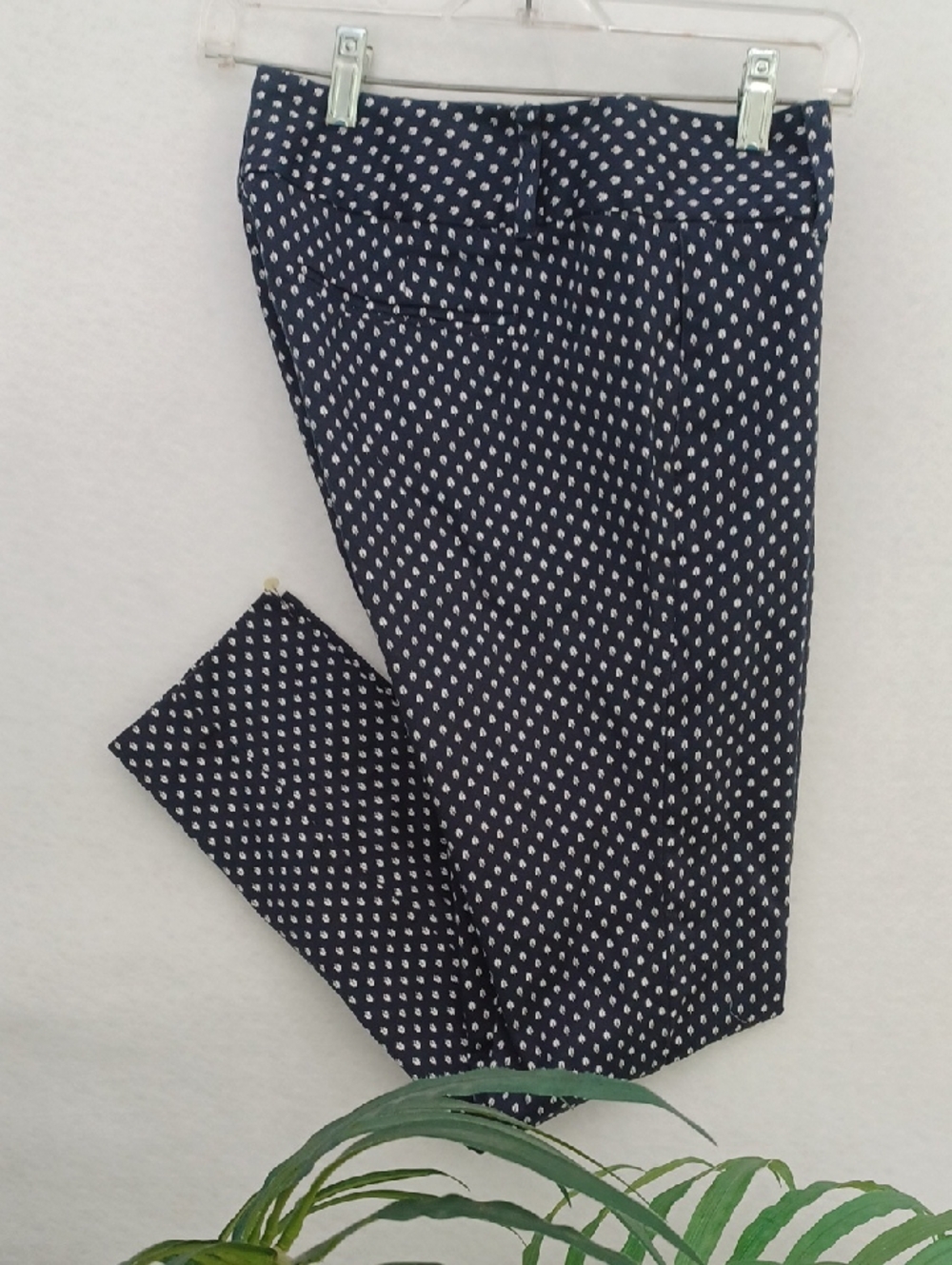 G.H. Bass & Co. Navy with White Micro Dot Leaf Pattern Cropped Pants
